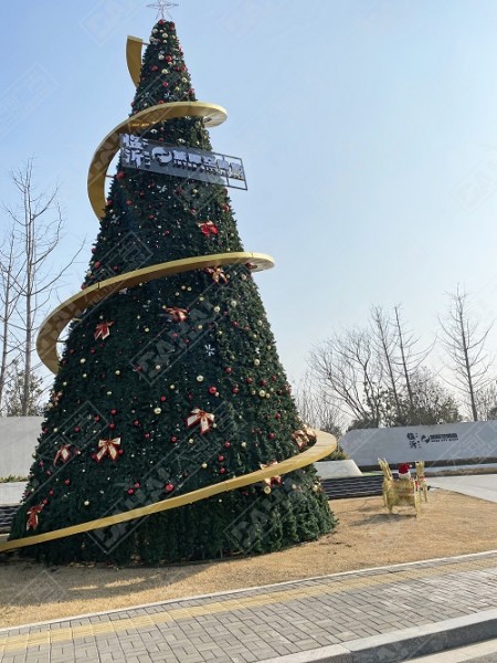 绿地·临沂城际空间站圣诞氛围亮化